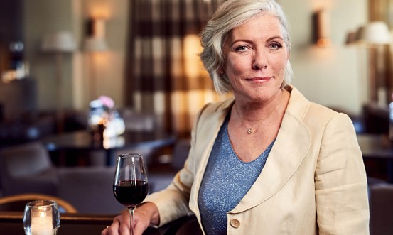 oudere-vrouw-aan-bar-met-wijn