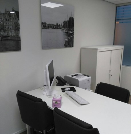 consult-kamer-tafel-met-monitor